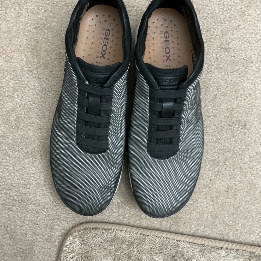 GEOX Recpira, breathing system. Gray shoe size 10. New only worn once.